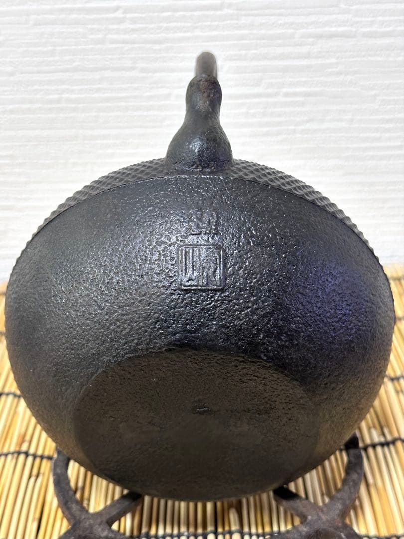 未使用品、タグ付　南部虎山工房前田知行造　１２型　南部鉄瓶　南部鉄器　鉄瓶