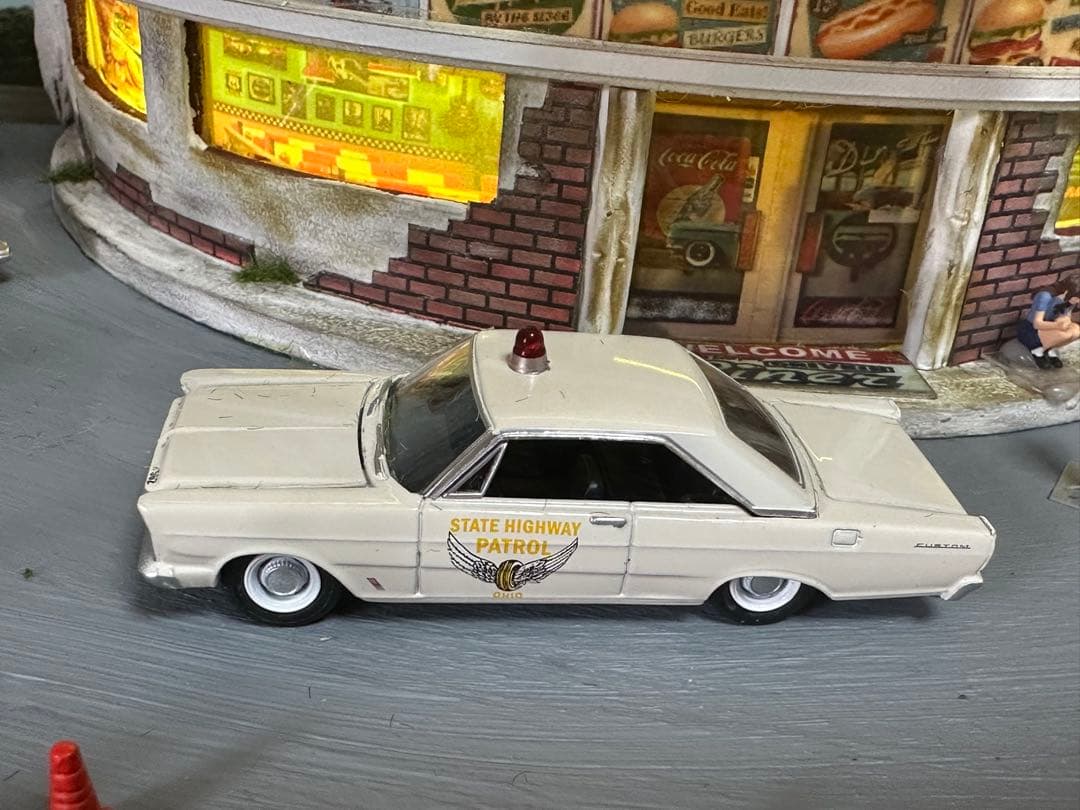 ハンドメイドジオラマ　 アメリカンダイナー 1/６４ミニカー7台＆フィギュア付き