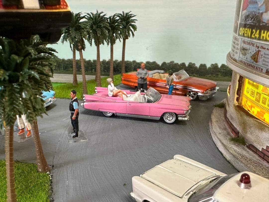 ハンドメイドジオラマ　 アメリカンダイナー 1/６４ミニカー7台＆フィギュア付き
