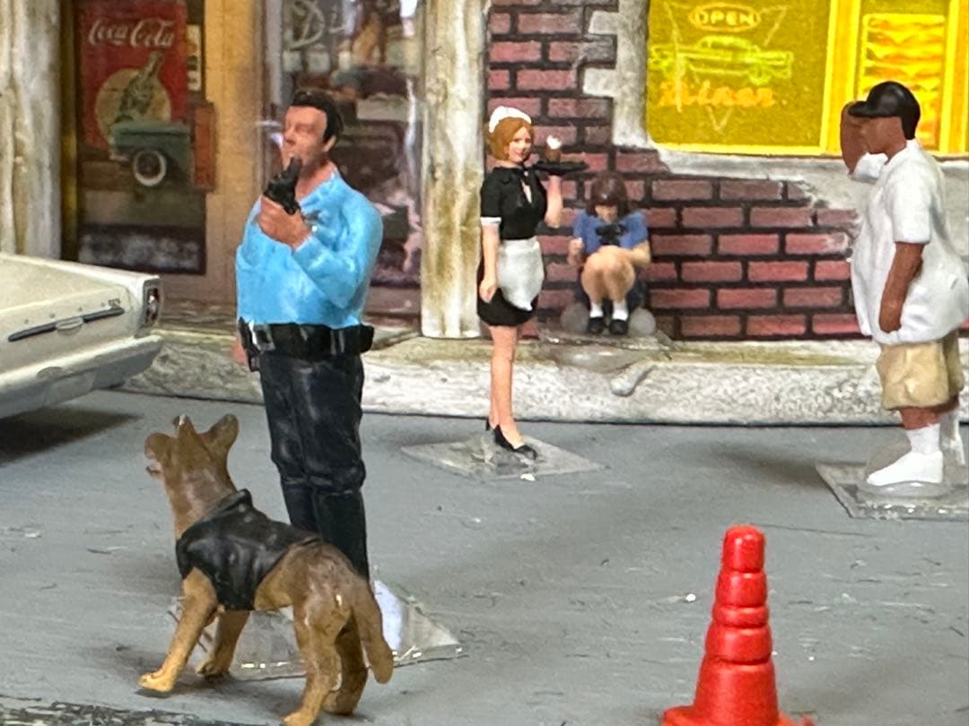 ハンドメイドジオラマ　 アメリカンダイナー 1/６４ミニカー7台＆フィギュア付き