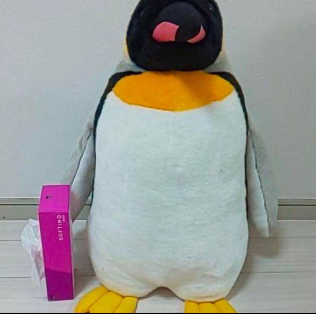 大きなペンギンのぬいぐるみ