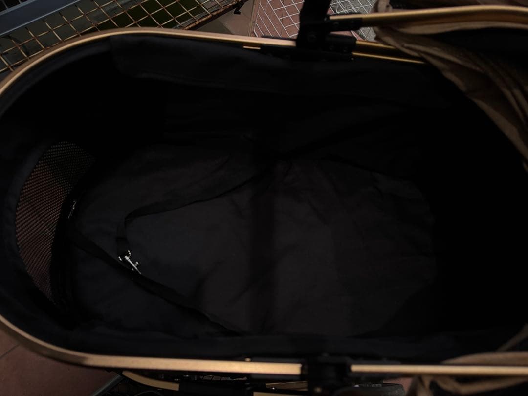 ベージュと黒の ペットカート