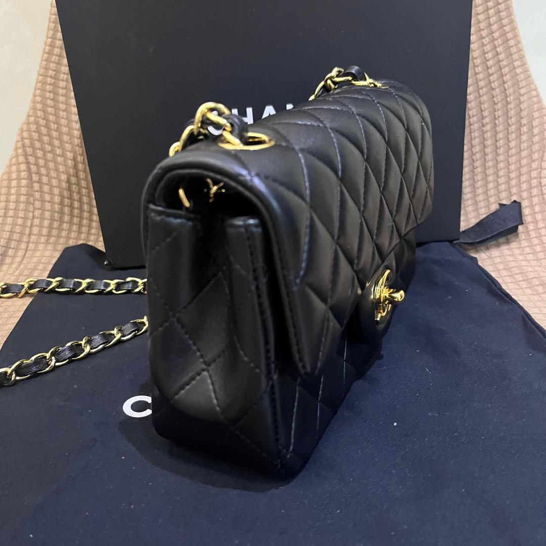 キルティングデザインのブラックレザーショルダーバッグ、ゴールド金具付き。