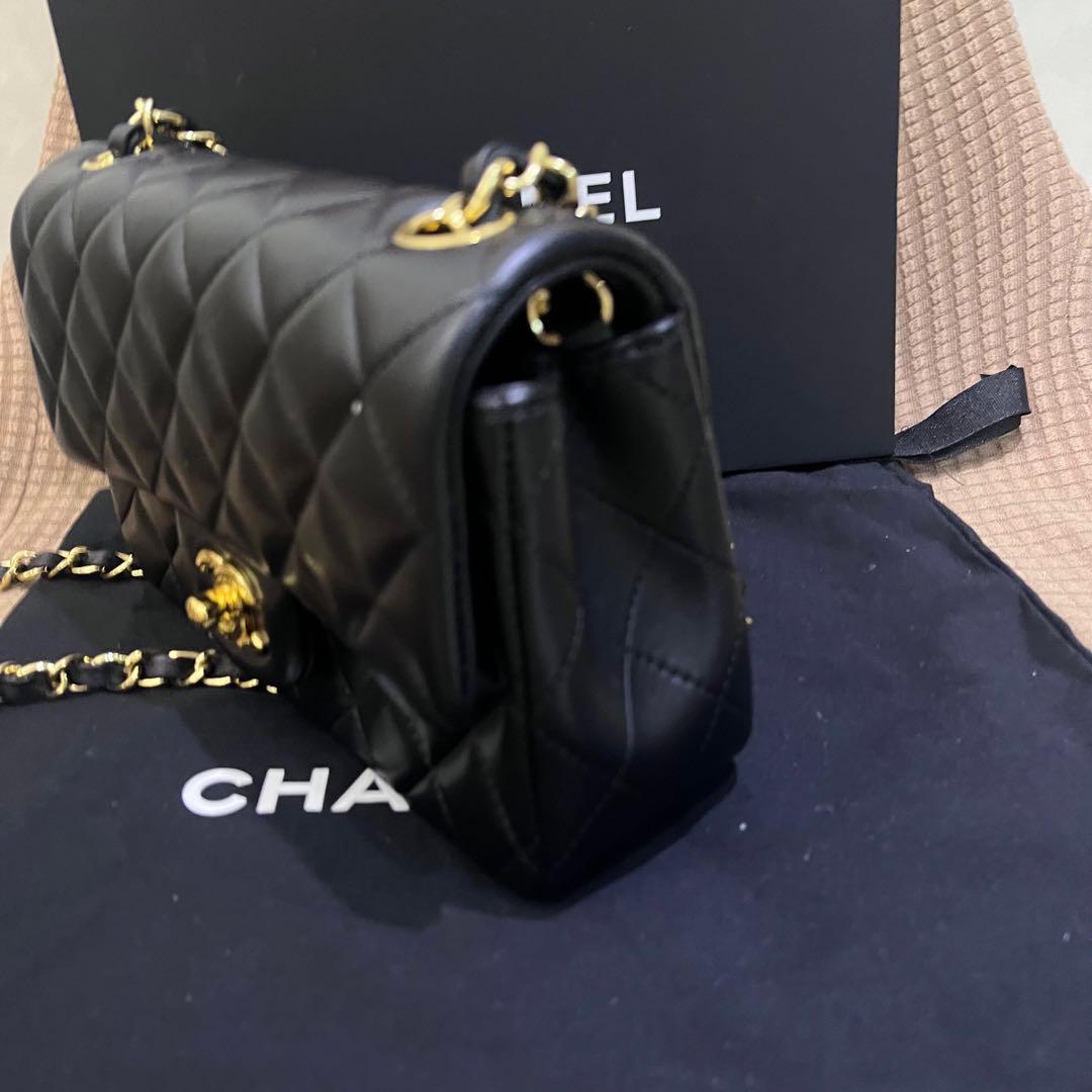 キルティングデザインのブラックレザーショルダーバッグ、ゴールド金具付き。