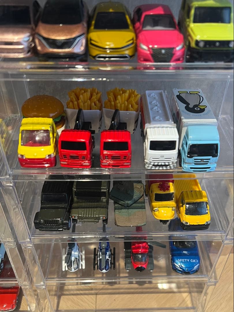 トミカ 84台 ディスプレイケース付き