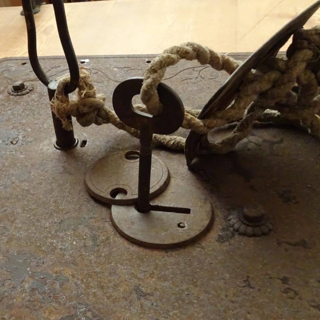 錆び鉄　古鉄　蔵 金具　鍵付き　アンティーク　古民具　オブジェ　土蔵の蔵戸の金具