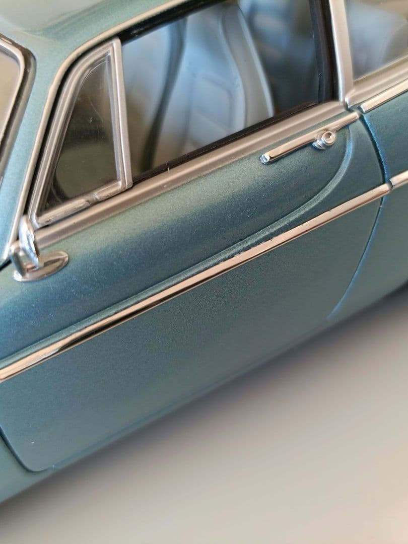 ミニチャンプス製　ボルボ P1800 ES ブルー