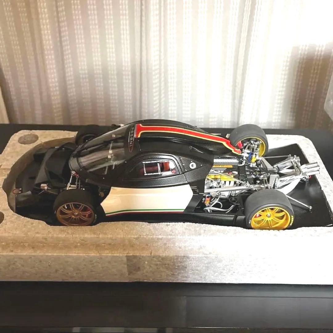 【絶版】オートアート，1/18パガーニゾンダ ホワイト（イタリアンストライプ）