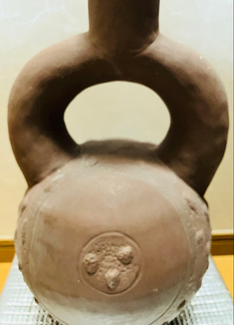 ペルー北海岸クピスニケ　クントゥル・ワシ遺跡の墓に副葬されていた鐙形土器レプリカ