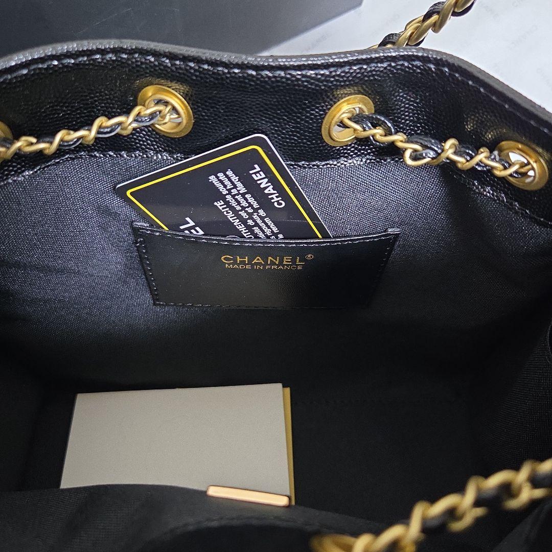 Chanel ノベルティキルティングレザー製、ゴールドチェーンショルダーバッグ。