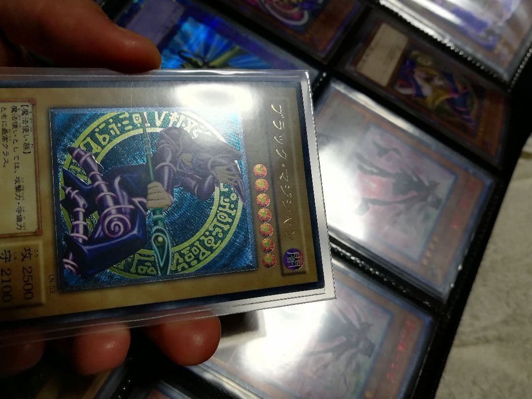 良品　ブラックマジシャン　レリーフ②