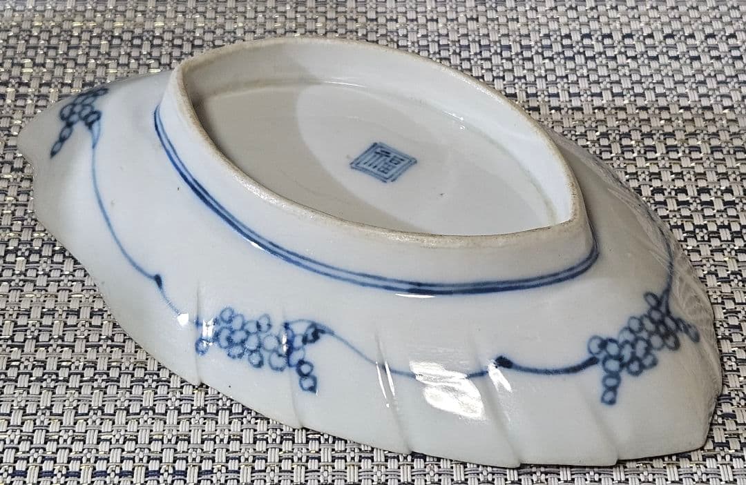 【名品❗】 江戸時代前期　藍九谷様式　白抜き　染付 栗の図　鎬手　葉形　変形皿