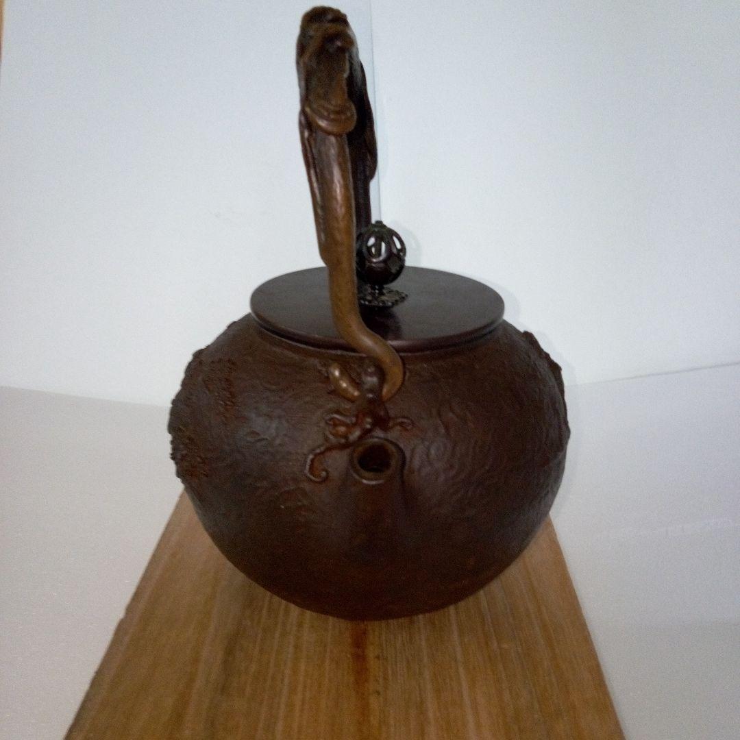 亀文堂造　鉄瓶　楼閣山水盛上紋様　霊芝銅持手