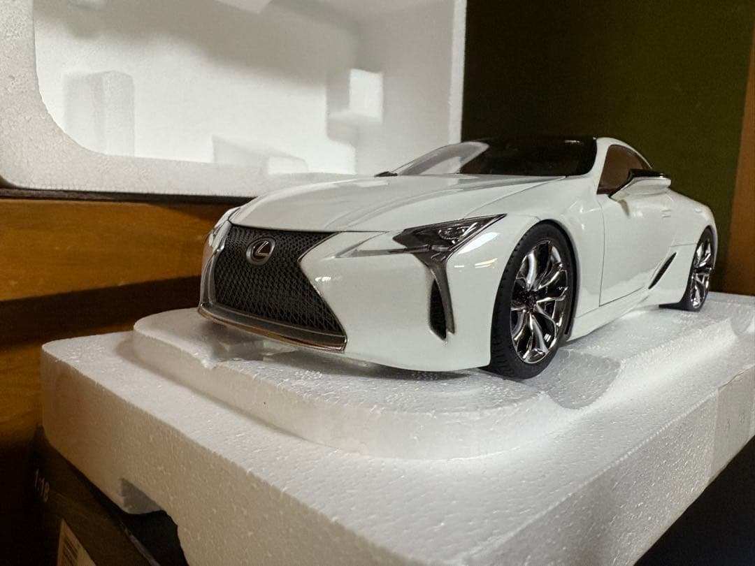 オートアート 1/18レクサス LC500 メタリック・ホワイト