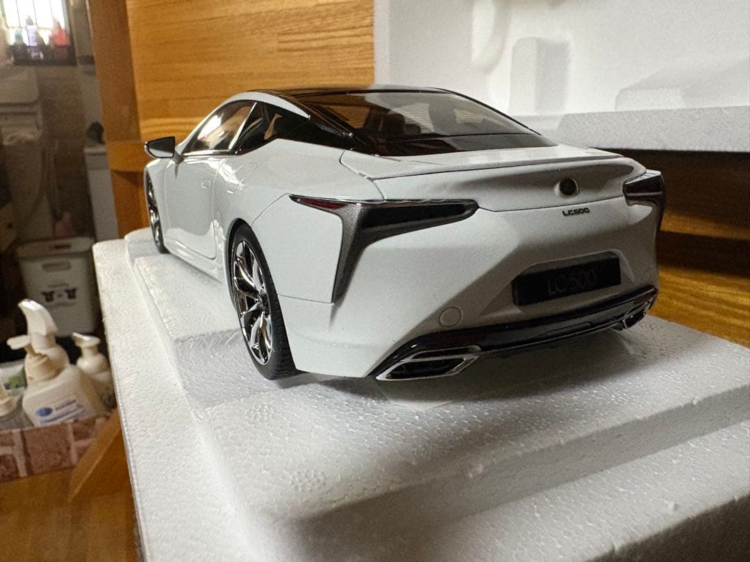 オートアート 1/18レクサス LC500 メタリック・ホワイト