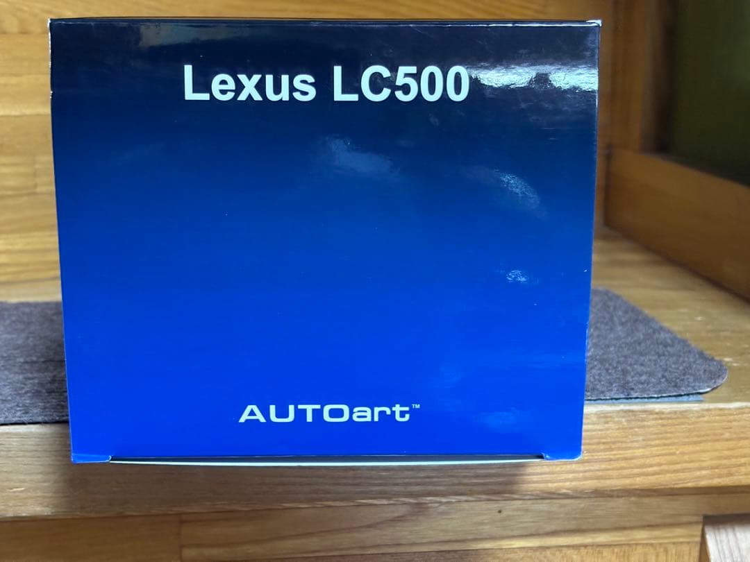 オートアート 1/18レクサス LC500 メタリック・ホワイト
