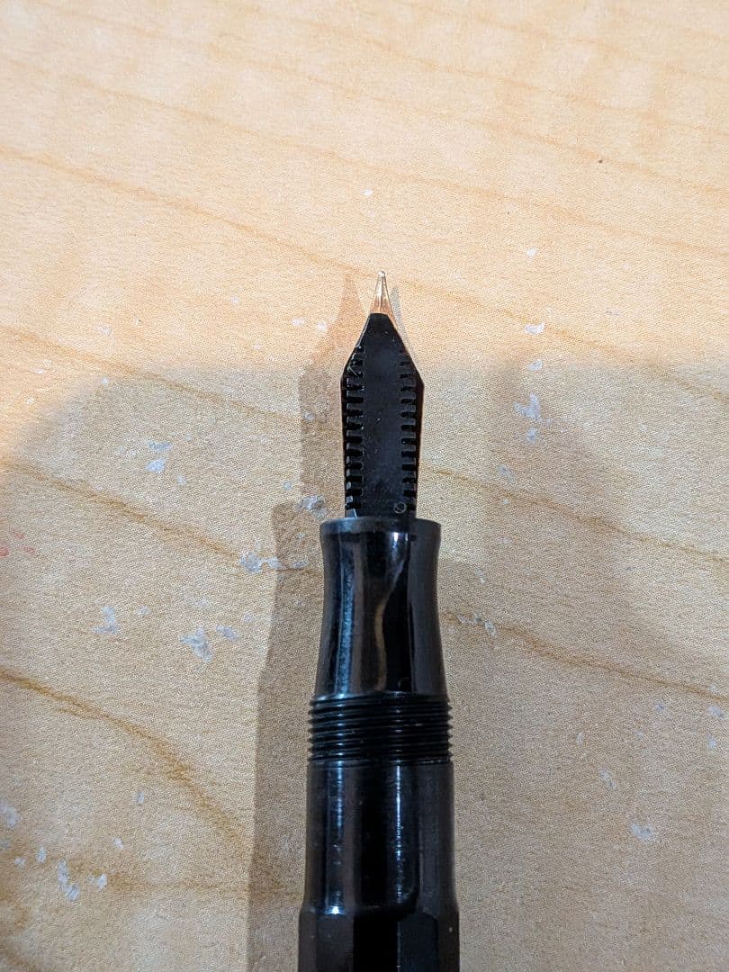 黒の万年筆 金ペン先 八角形キャップ