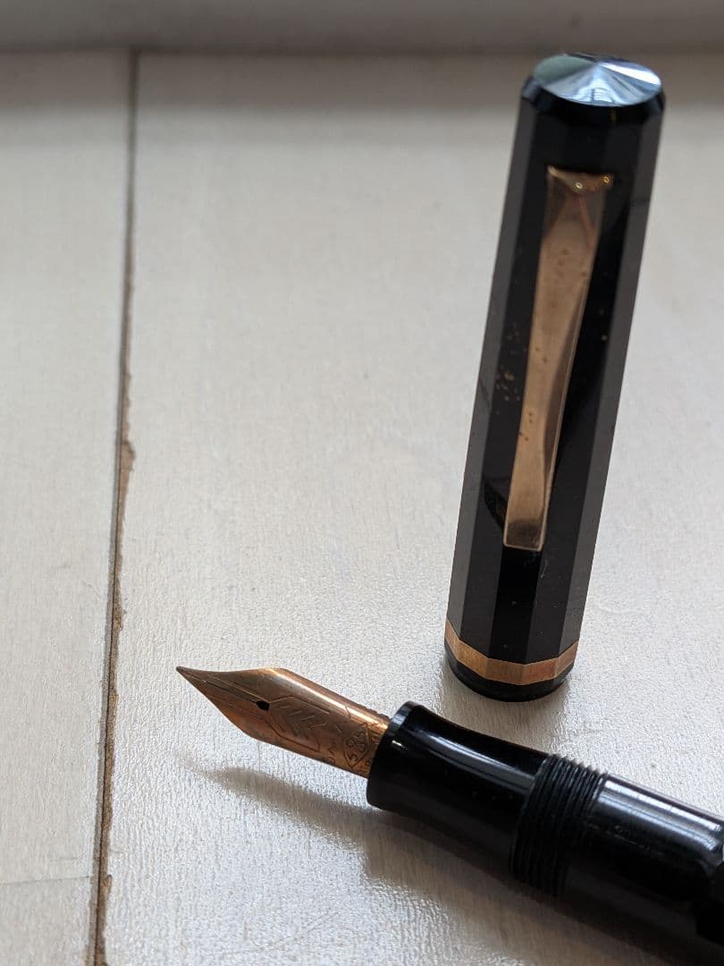 黒の万年筆 金ペン先 八角形キャップ