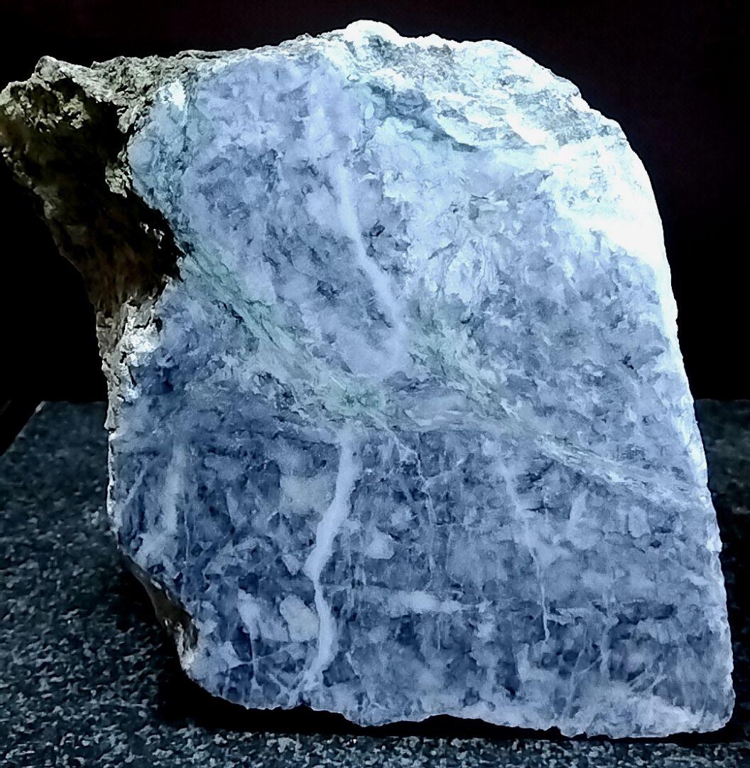 ★翡翠原石★糸魚川転石硬玉【横川・川ズレ・カチ割り2.6kg】