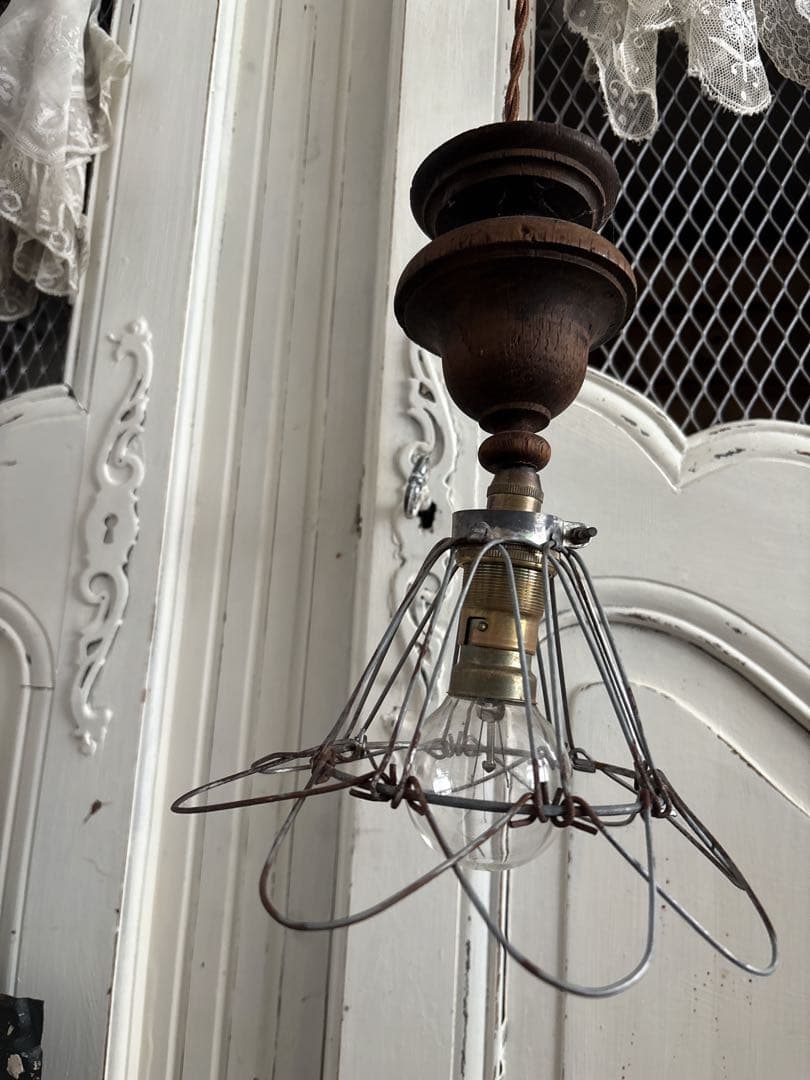 フランスアンティーク　ペンダントライト　1灯　木製　ワイヤーフラワーシェード