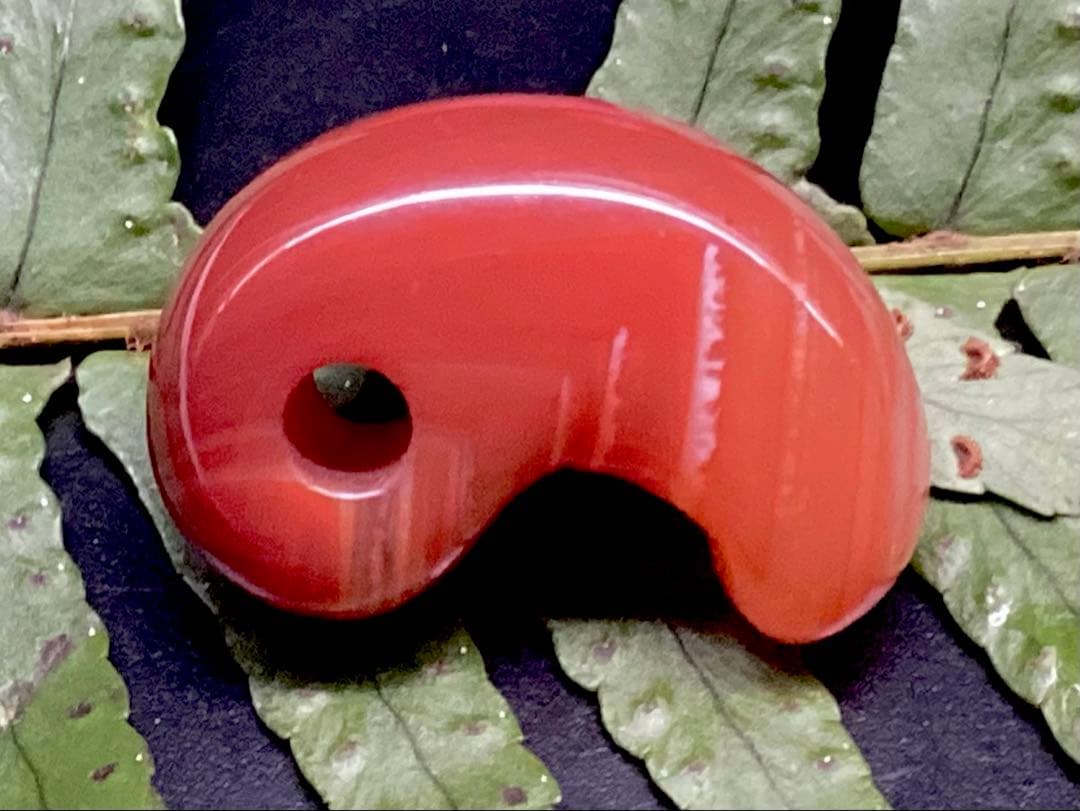 ✳赤は希少で5〜7万円です‼️山形県＊霊宝月山赤めのう勾玉　真っ赤な結晶　本物保証