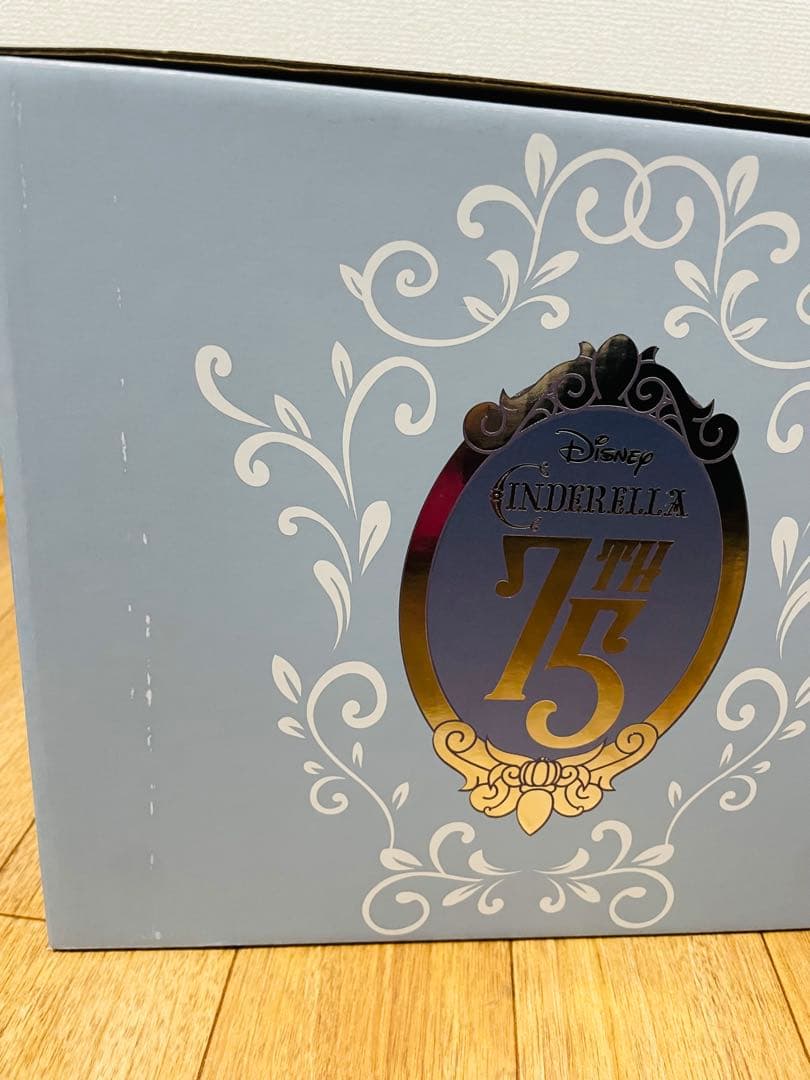 ディズニーストア シンデレラ フィギュア ライトアップ ガラスの靴 75th