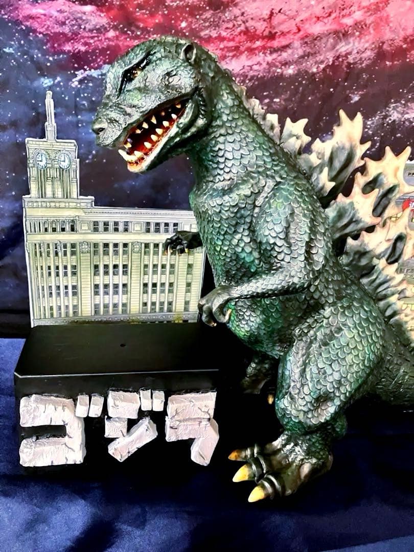 ウロコ・ゴジラ雛型レジンキット& 銀座書き割りセット完成品&特製ゴジラプレート￼