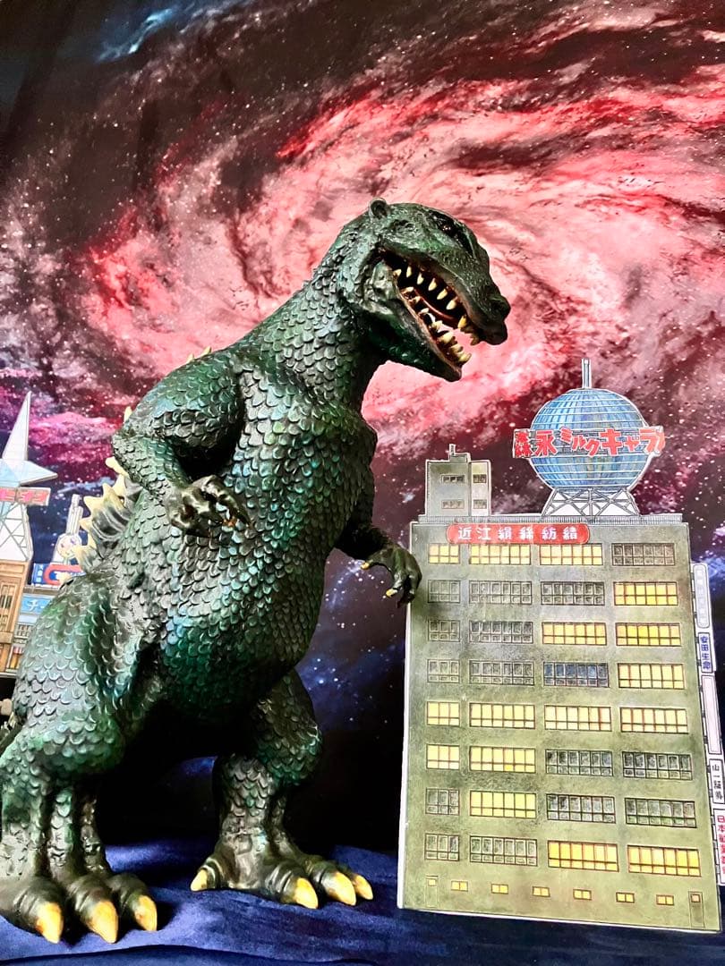 ウロコ・ゴジラ雛型レジンキット& 銀座書き割りセット完成品&特製ゴジラプレート￼