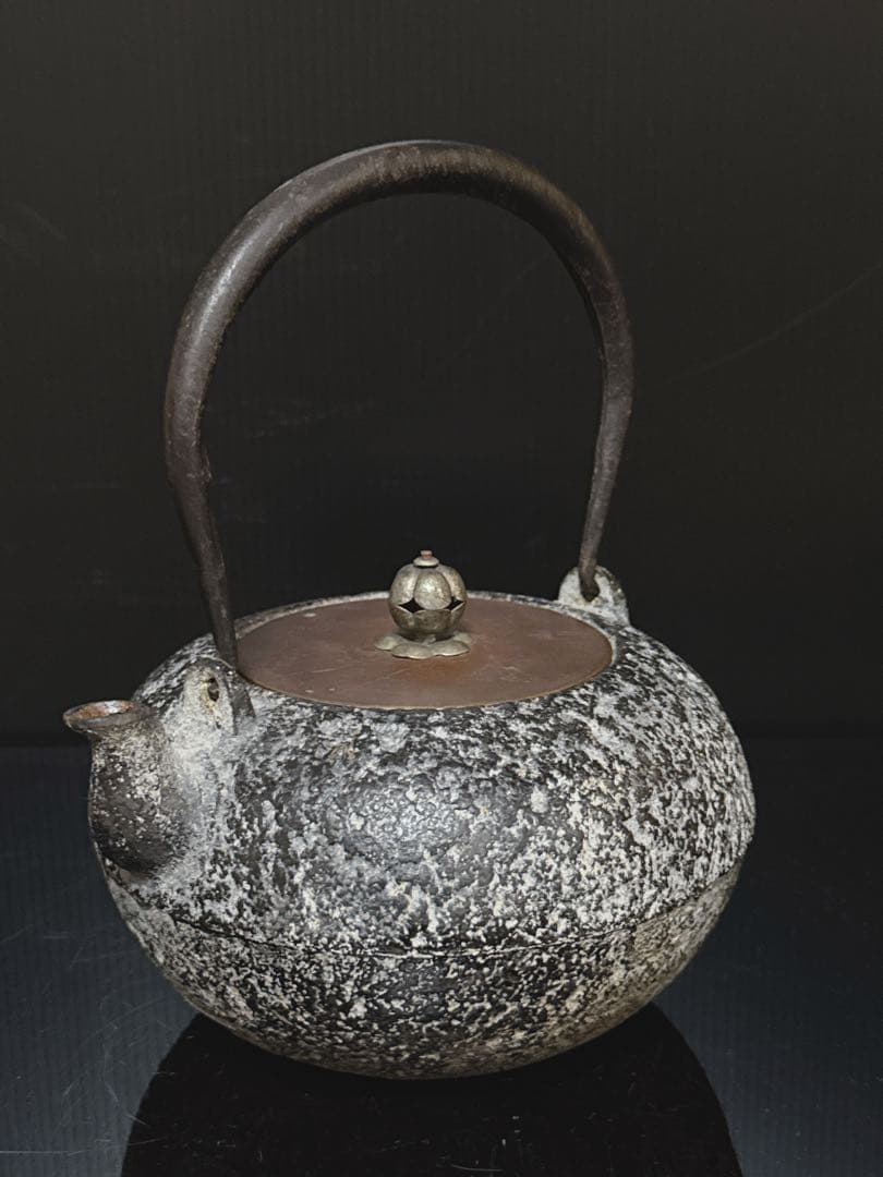 平安 泰山堂 造 白肌 金銀象嵌提手 平丸型 在款有 宣徳蓋 鉄瓶 茶道具