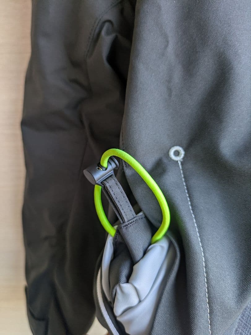 デサント 子ども用スキーウェア /サイズ調整可能 黒/赤 着脱フード付き130