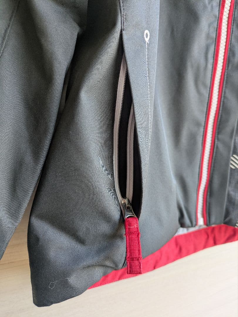 デサント 子ども用スキーウェア /サイズ調整可能 黒/赤 着脱フード付き130