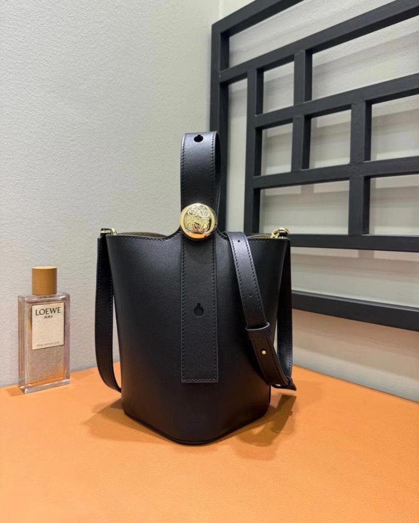 極美品！肩掛け　レザー　ショルダーバッグ　ブラック