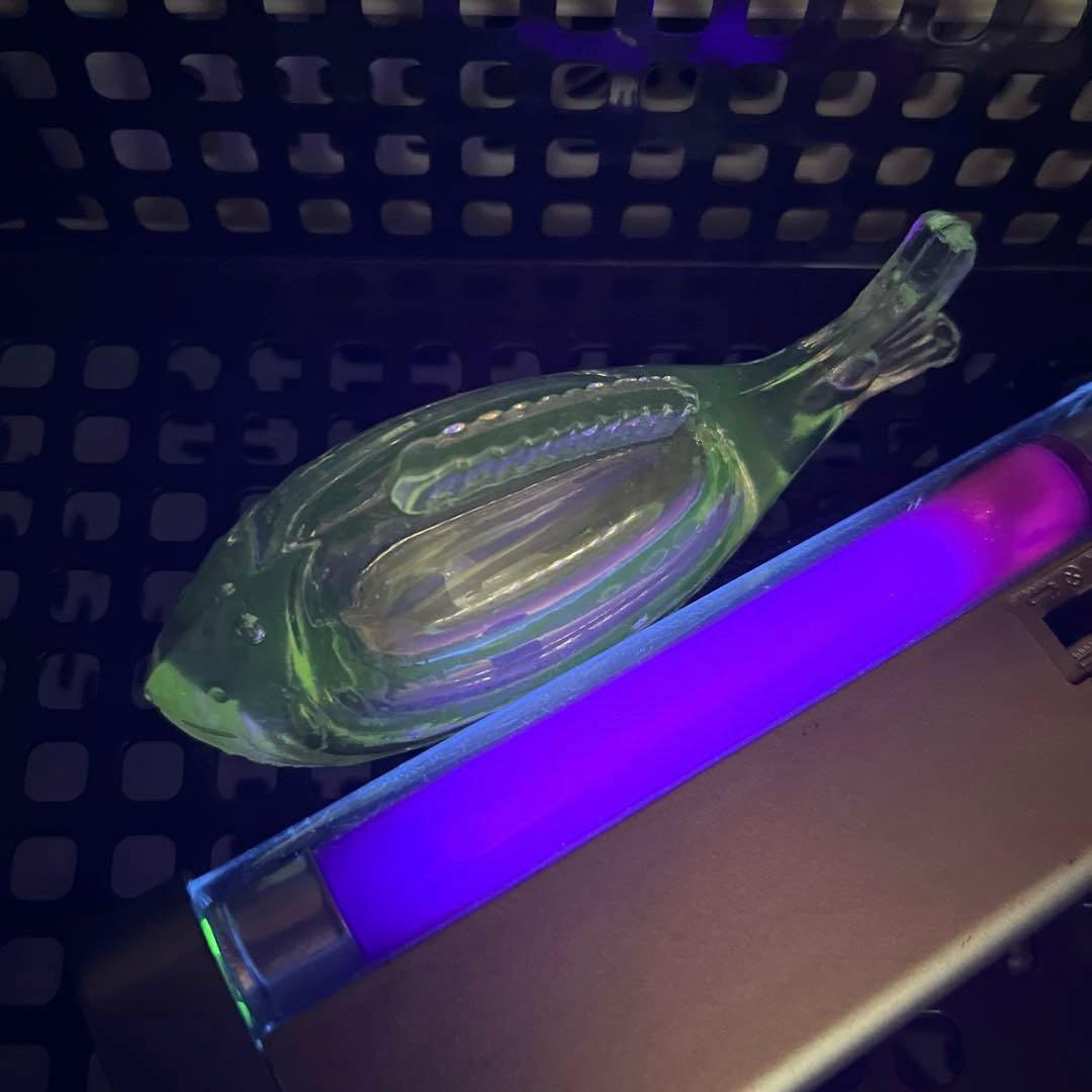 骨董　時代ガラス　珍品　魚型プレス　金平糖瓶？　文鎮？　用途不明　ウランガラス