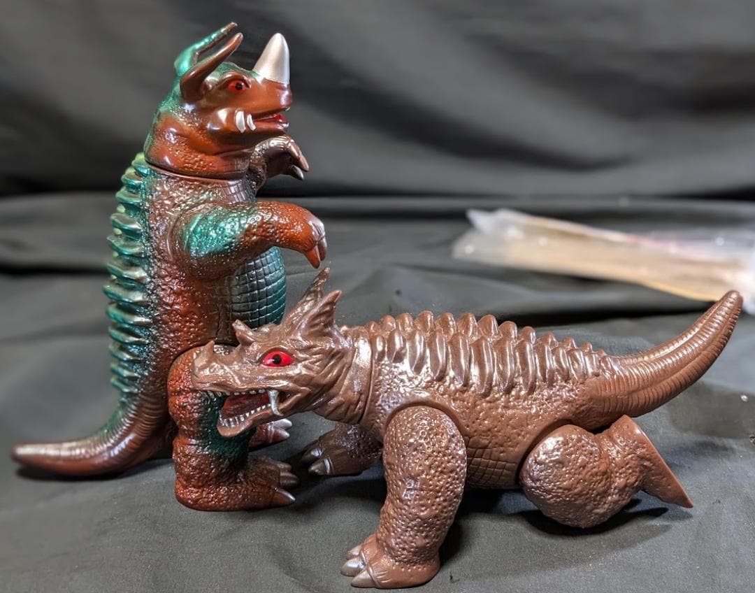 パゴス四足歩行版・ネロンガ（マルサン）ソフビフィギュア２体セット