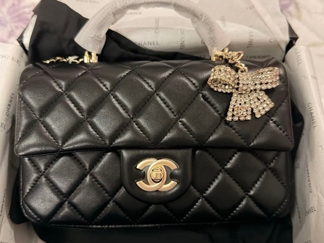 ノベルティ　ccロゴ　ブラック　キルティングバッグ　チャーム付き（取り外し可能）