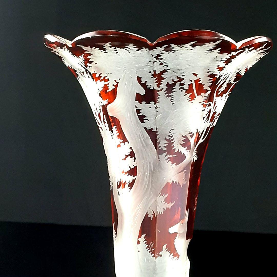 Y957 ボヘミアガラス グラヴィール 赤被せガラス 鹿と風景文花瓶 一対　こ