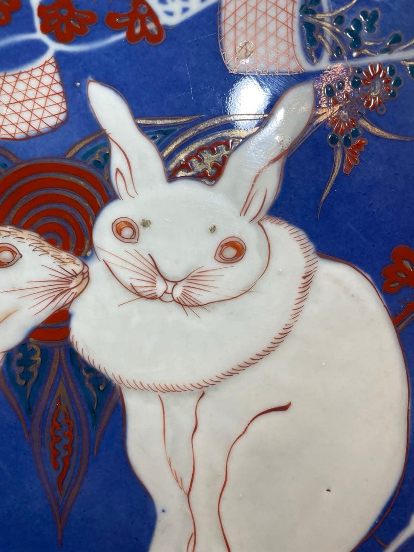 古伊万里　金彩　色絵皿　白抜き技法　兎　花籠　雪輪　大皿