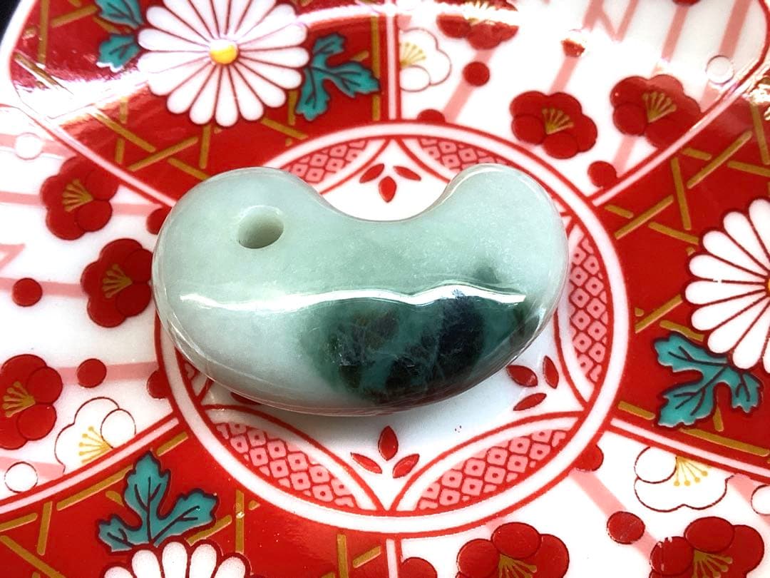 ✳味身絶品‼️高価糸魚川翡翠勾玉　微細な結晶に濃厚な緑　身近な御守りに　本物を‼️