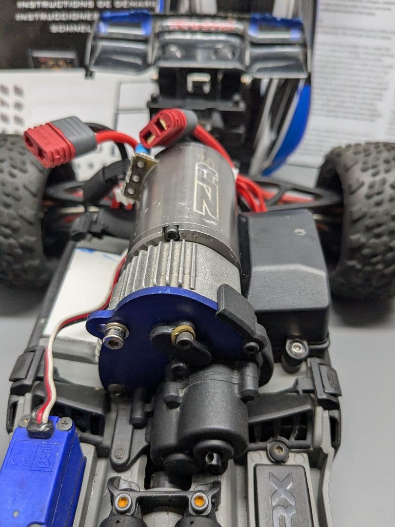 トラクサス E-Revo 1/16