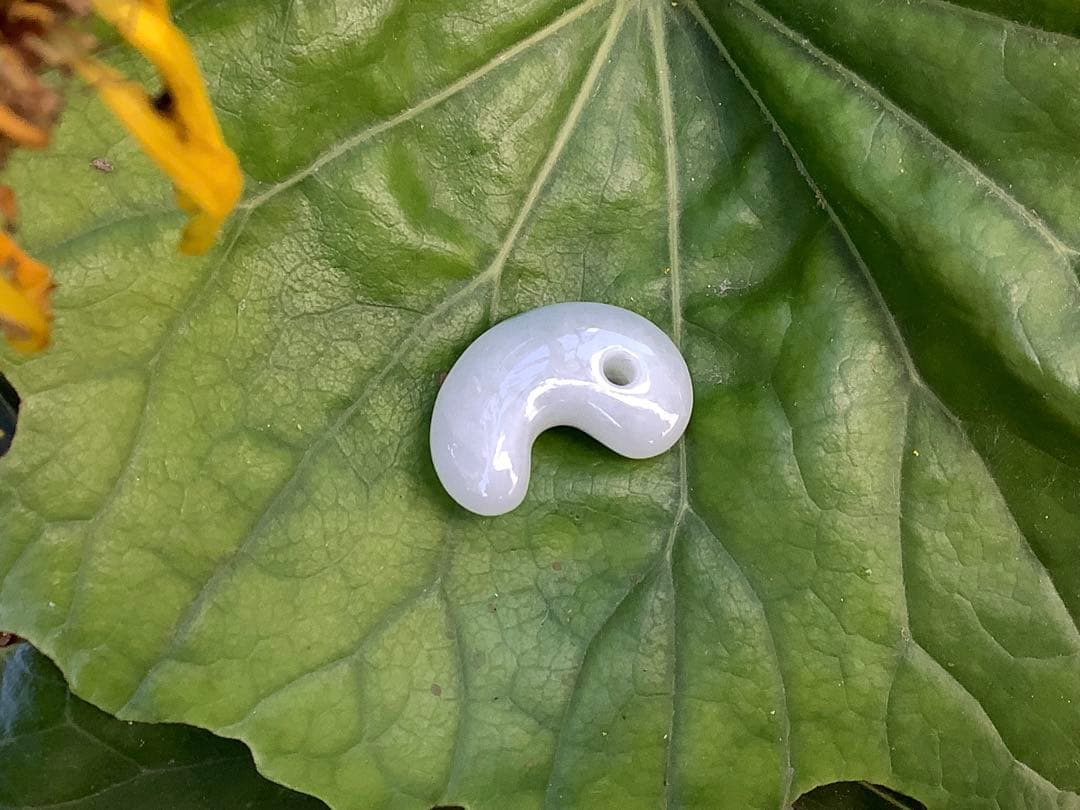 ⭕️最低12万円します糸魚川翡翠勾玉　お身近に天然石パワーを感じてください　鑑別付