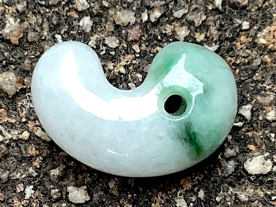 ✳緑混じりの氷肌*アイスジェイド　糸魚川翡翠勾玉　御守りに‼️鑑別書付本物を‼️