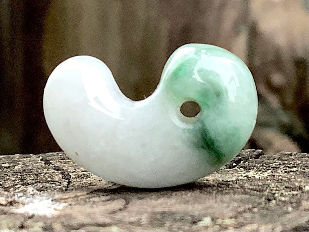 ✳緑混じりの氷肌*アイスジェイド　糸魚川翡翠勾玉　御守りに‼️鑑別書付本物を‼️