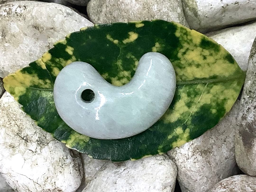 ✳勾玉の王道　糸魚川翡翠勾玉ジェダイト‼️ お身近のお守り守護石に　鑑別書付本物‼️