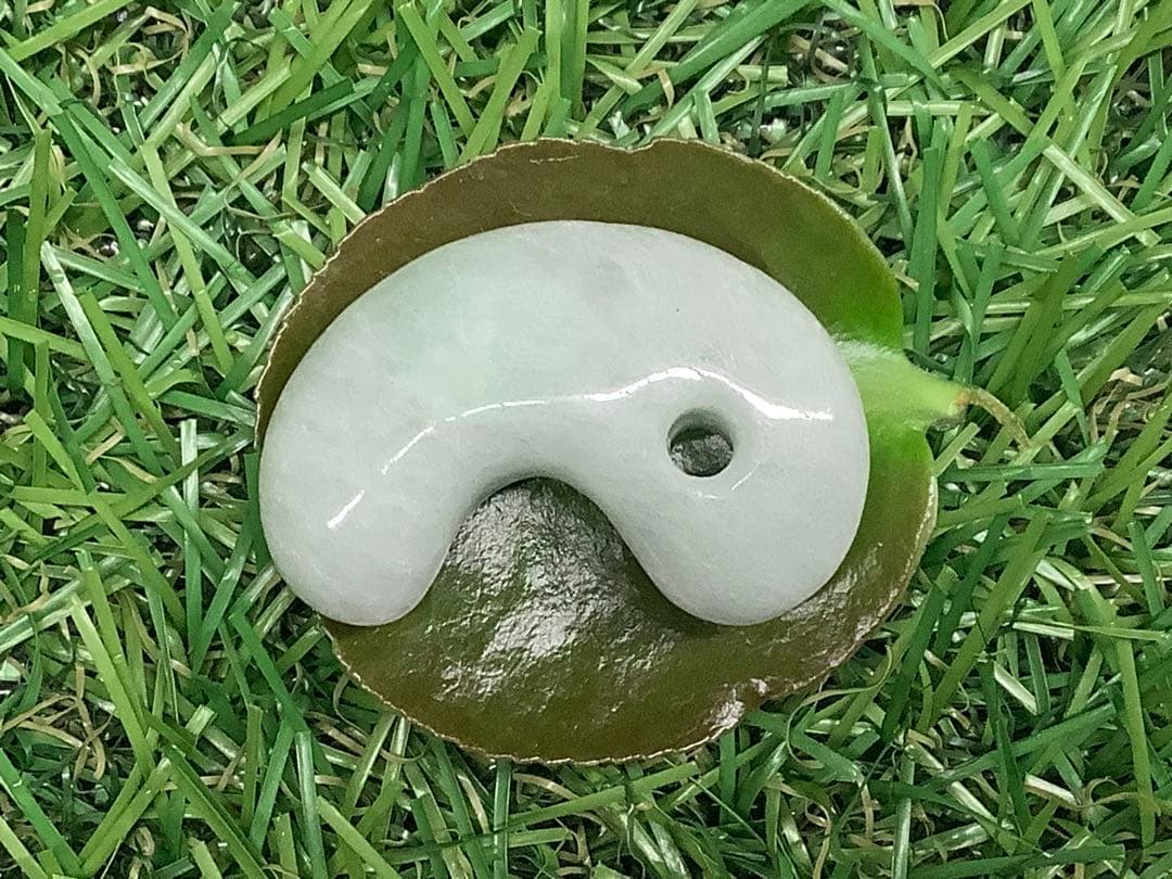 ✳勾玉の王道　糸魚川翡翠勾玉ジェダイト‼️ お身近のお守り守護石に　鑑別書付本物‼️