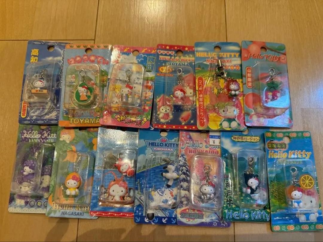 ご当地キティ 根付け ストラップ　キーホルダーまとめ売り　90個以上
