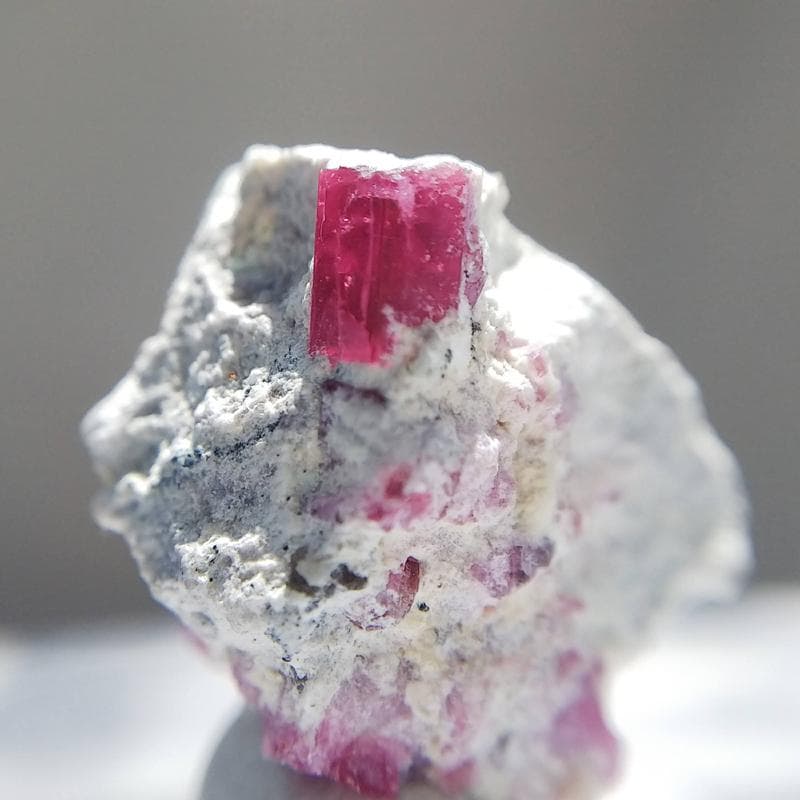 351 複数結晶 レッドベリル ビクスバイト レッドエメラルド 結晶 標本