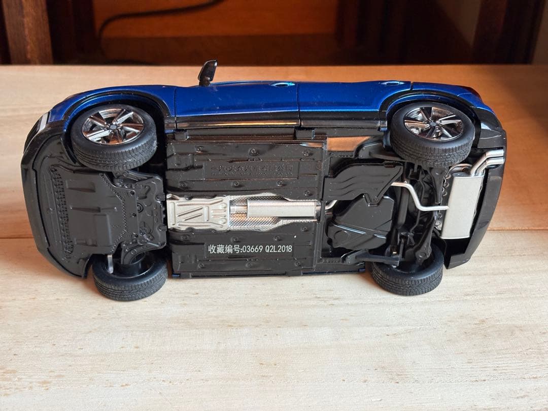 超美品❗️全開閉　希少Audi Q2L ミニカー 青色1/18