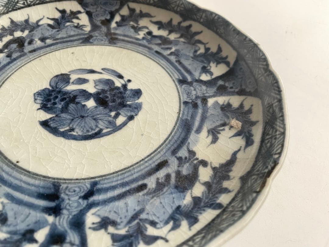 骨董　アンティーク　古伊万里　染付窓絵　花文様　輪花縁　七寸皿　渦福