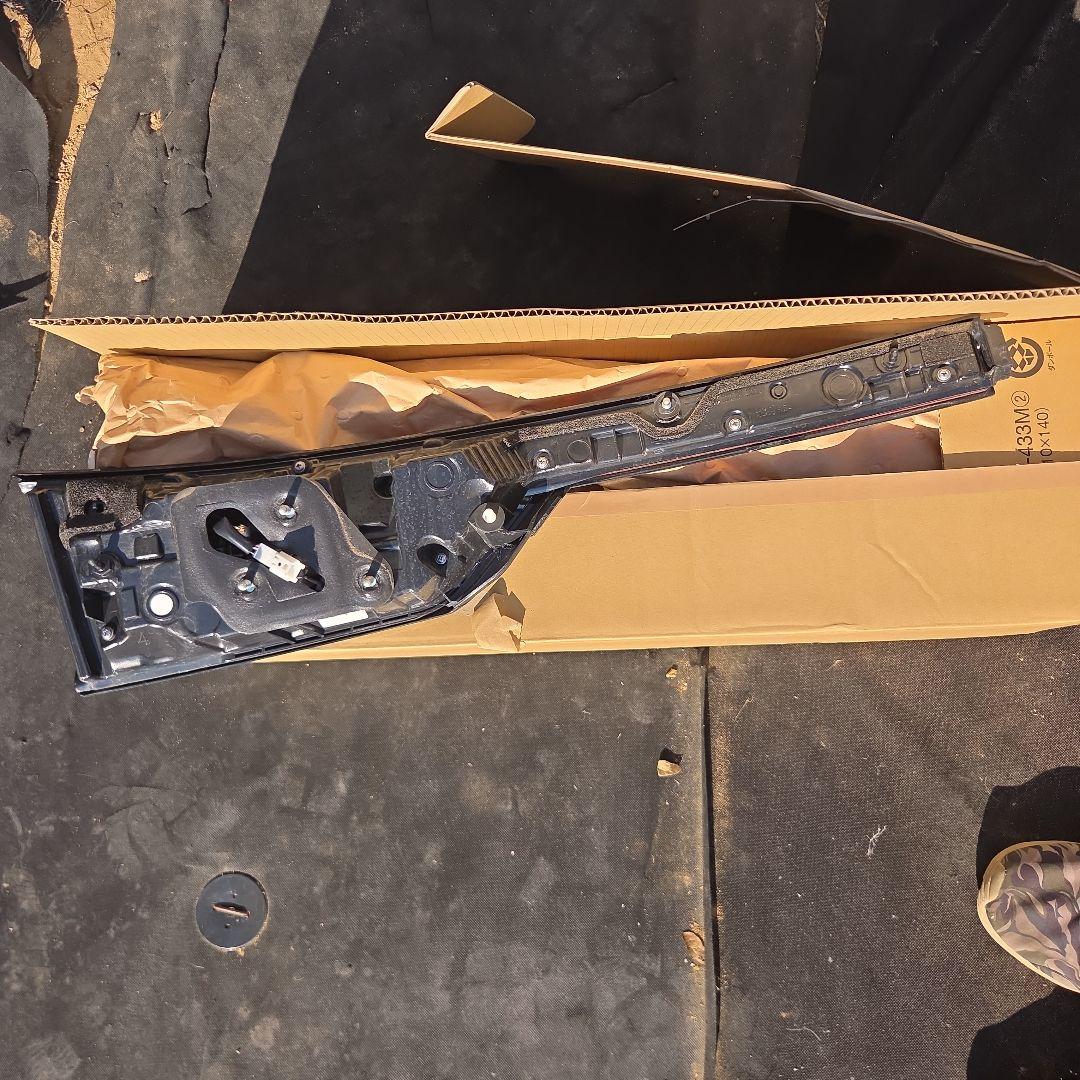 日産純正　オーラ右側テールランプ(テールゲート側) 26550-6XL5A