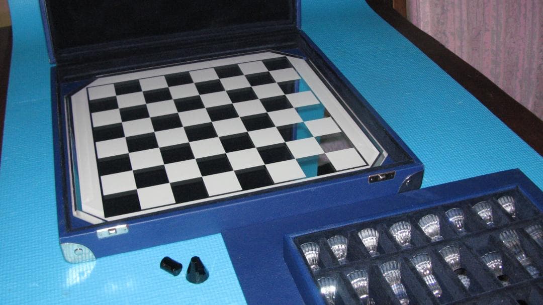 呪われたスワロフスキー・チェスセット